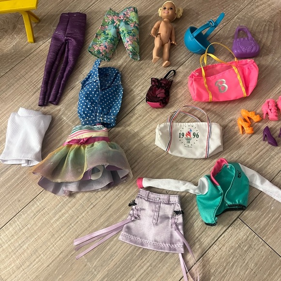 Vintage Barbie Furniture and Clothes Bundle - Picture 3 of 8